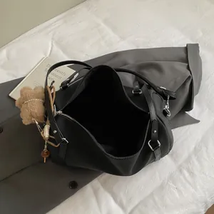 Retro matte schwarze Tragetasche mit silbernen Beschlägen und Bärenanhänger für Damen