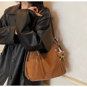 Grand sac cabas vintage marron en similicuir avec porte-clés ours et zip métallique