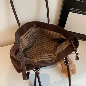Große braune Retro-Einkaufstasche aus Ölwachsleder mit gestreiftem Futter und Bär
