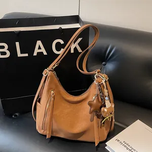 Sac Hobo en Cuir PU Rétro pour Femmes Grande Capacité Sac à Épaule Sous le Bras Avec Pendentif Ours Étoile Gland Sac Cabas