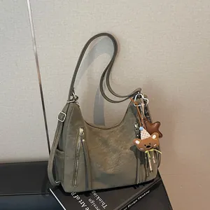 Sac fourre-tout rétro en cuir PU souple vert olive avec pendentif ours mignon