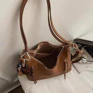Sac à épaule vintage marron en cuir PU avec zips multiples et pendentif étoile