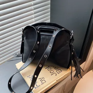 Sac à Main Femme en Cuir PU à Glands Poignée Découpée Bandoulière à Oeillets Métalliques Sac à Bandoulière Tendance Carré Décontracté