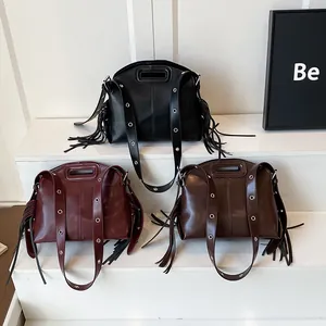 Sacs à bandoulière pour femmes en noir, bordeaux et marron avec franges latérales
