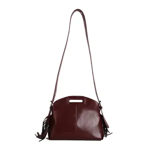 Sac à main élégant en cuir rouge vin avec détails de glands et design de poignée creuse