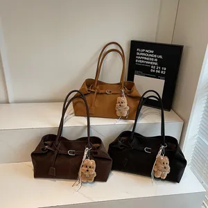 Retro-Taschen aus Ölwachs-Leder in Camel, Braun und Schwarz mit Welpen-Anhänger