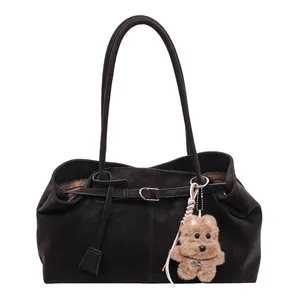 Dunkelbraune Shopper-Tasche aus gewachstem Leder mit Plüschhund-Anhänger und Goldschnalle