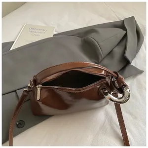 Braune glänzende Boston-Tasche aus Lackleder mit Silberringen und Knoten-Schultergurt