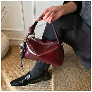 Detailansicht der burgunderroten Boston Bag aus Ölleder mit silbernen Metallteilen