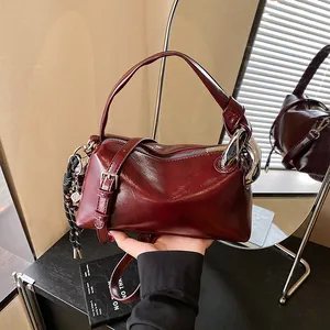 Retro burgunderrote Boston Handtasche aus glänzendem Öl-Wachs-Leder mit Anhänger