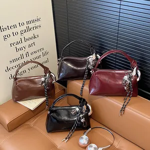 Retro Boston-Handtaschen aus glänzendem Leder mit geknoteten Griffen und Anhängern