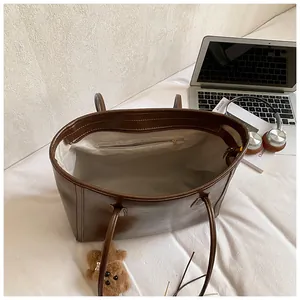 Grand sac fourre-tout marron foncé en similicuir avec poche intérieure et charme d'ours