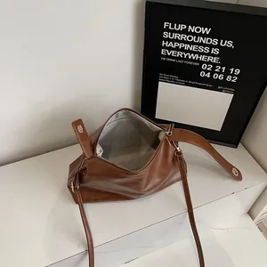 Sac bandoulière vintage marron en similicuir avec fermeture éclair et intérieur spacieux