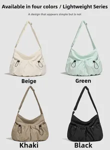 Sacs en nylon en beige, vert, kaki et noir avec des poches à cordon réglable