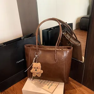 Grand Sac Cabas en Cuir PU pour Femme Sac à Épaule Vintage Avec Pendentif Ours Travail École Sac Shopping Décontracté