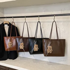 Grands sacs cabas chics en quatre couleurs avec breloque ours pour le trajet quotidien