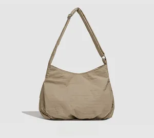 Vue détaillée du dos du sac hobo en nylon kaki avec bandoulière réglable pratique