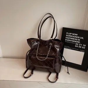 Borsa tote trapuntata marrone scuro con catena e finitura in pelle cerata lucida