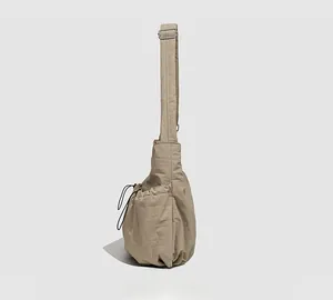 Vue latérale du sac fourre-tout en nylon kaki avec bandoulière réglable et poche latérale