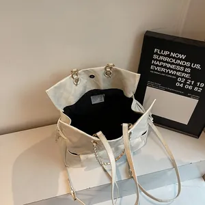 Borsa tote trapuntata color crema con tracolla a catena e interno spazioso per il 2025