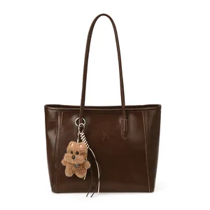 Grand sac cabas marron foncé en similicuir brillant avec un petit ours en peluche décoratif