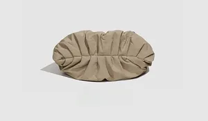 Détail du fond d'un sac cabas plissé en nylon kaki montrant les coutures et plis