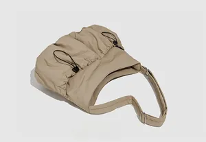 Vue à plat du sac fourre-tout en nylon kaki avec poches à cordon et large bandoulière