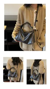 Détails du sac Hobo noir en daim givré montrant la ferrure dorée et les bandoulières