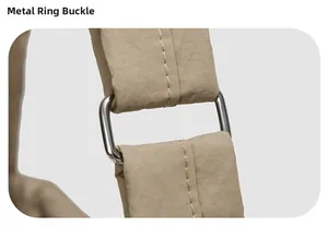 Détail de la boucle en métal argenté et coutures fines du sac fourre-tout en nylon kaki