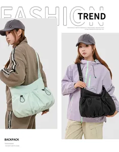 Détail du sac fourre-tout en nylon décontracté avec cordon réglable et texture plissée