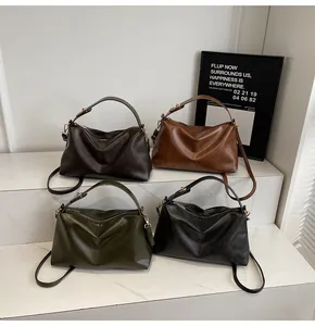 Vue de dessus de quatre sacs rétro en daim synthétique marron, jaune, vert et noir
