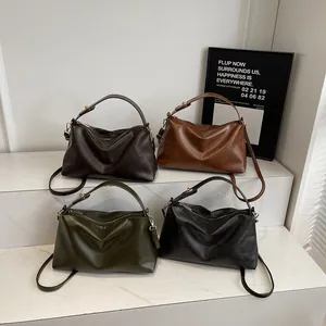 Sacs à bandoulière en suédine dépolie en marron, caramel, vert olive et noir