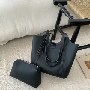 Détail de l'ensemble sac fourre-tout noir en cuir grainé avec pochette zippée assortie
