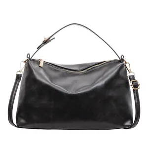Sac à bandoulière noir classique en daim synthétique avec détails en métal doré chic