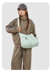 Détail du sac fourre-tout en nylon plissé vert menthe avec cordon de serrage noir réglable