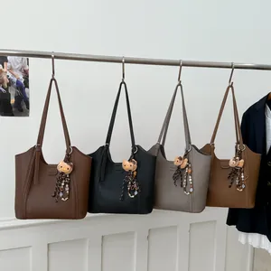 Grand sac cabas hobo 2025 en cuir pour l'hiver, sac à bandoulière élégant pour femme moderne