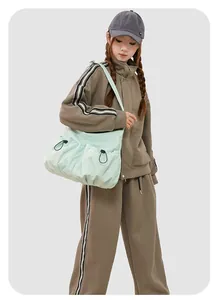 Sac bandoulière en nylon vert menthe, grande capacité avec détails de cordon plissé