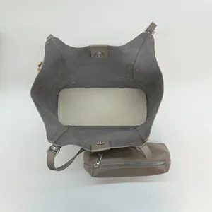 Grand sac cabas taupe en cuir avec pochette assortie et détail de fermeture magnétique