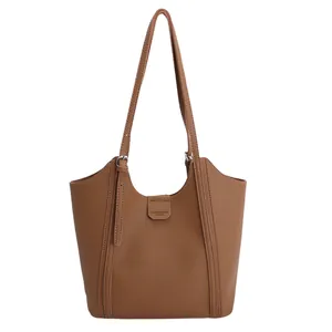 Grand sac cabas marron à texture grainée avec longues bandoulières pour femmes
