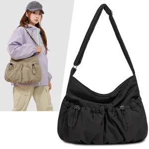 Sac bandoulière en nylon noir avec poches à cordon et bandoulière réglable pour femme