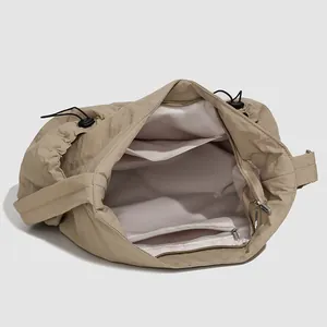 Sac cabas en nylon kaki à texture plissée avec poches intérieures et fermeture éclair