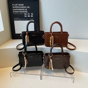 Bolsos tipo cubo con diseño de cocodrilo en cuatro colores y colgantes de cuentas