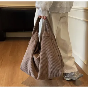 Détails du cabas en velours côtelé marron foncé avec fermeture éclair et tissu doux