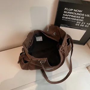 Bolso tote grande de gamuza marrón con interior espacioso y ojales metálicos plateados