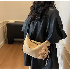 Détail du sac cabas beige avec bandoulière noire et charmant ours en peluche