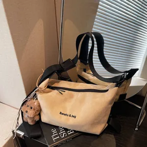 Sac Bandoulière Femme Décontracté Aspect Daim PU Grande Capacité Sac Sous le Bras Avec Pendentif Ours Pour Quotidien