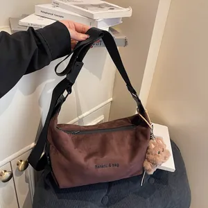Sac bandoulière en daim marron avec large sangle et charmant pendentif ours en peluche