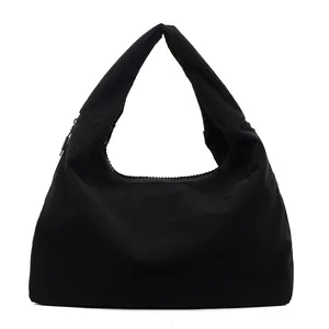 Grand sac hobo en velours côtelé noir avec fermeture éclair et design rétro minimaliste
