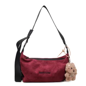 Sac hobo minimaliste en daim bordeaux avec bandoulière réglable et pendentif ours