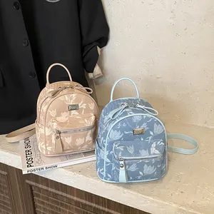 Chic mini floral backpack in beige and light blue with daisy prints and metal nameplate